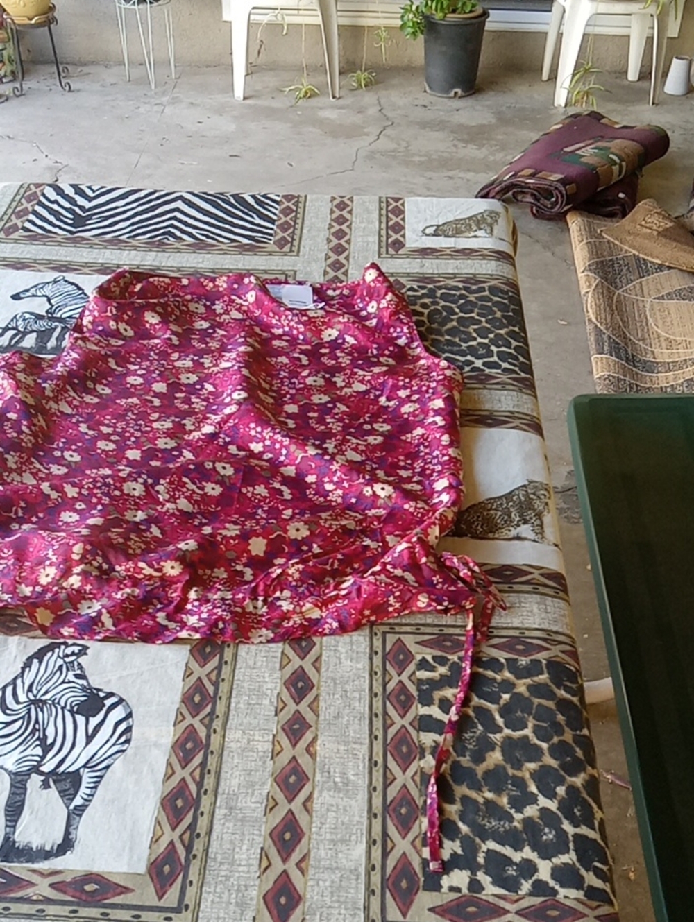MULTI-COLORED SiLK SLEEVELESS BLOUSE